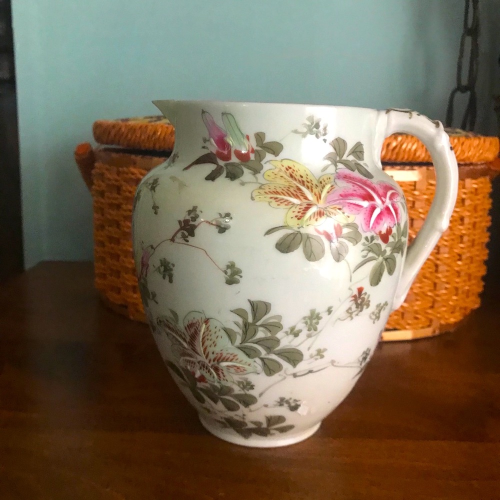 EUC Vintage Hibiscus Flower Porcelain + Gold Vase